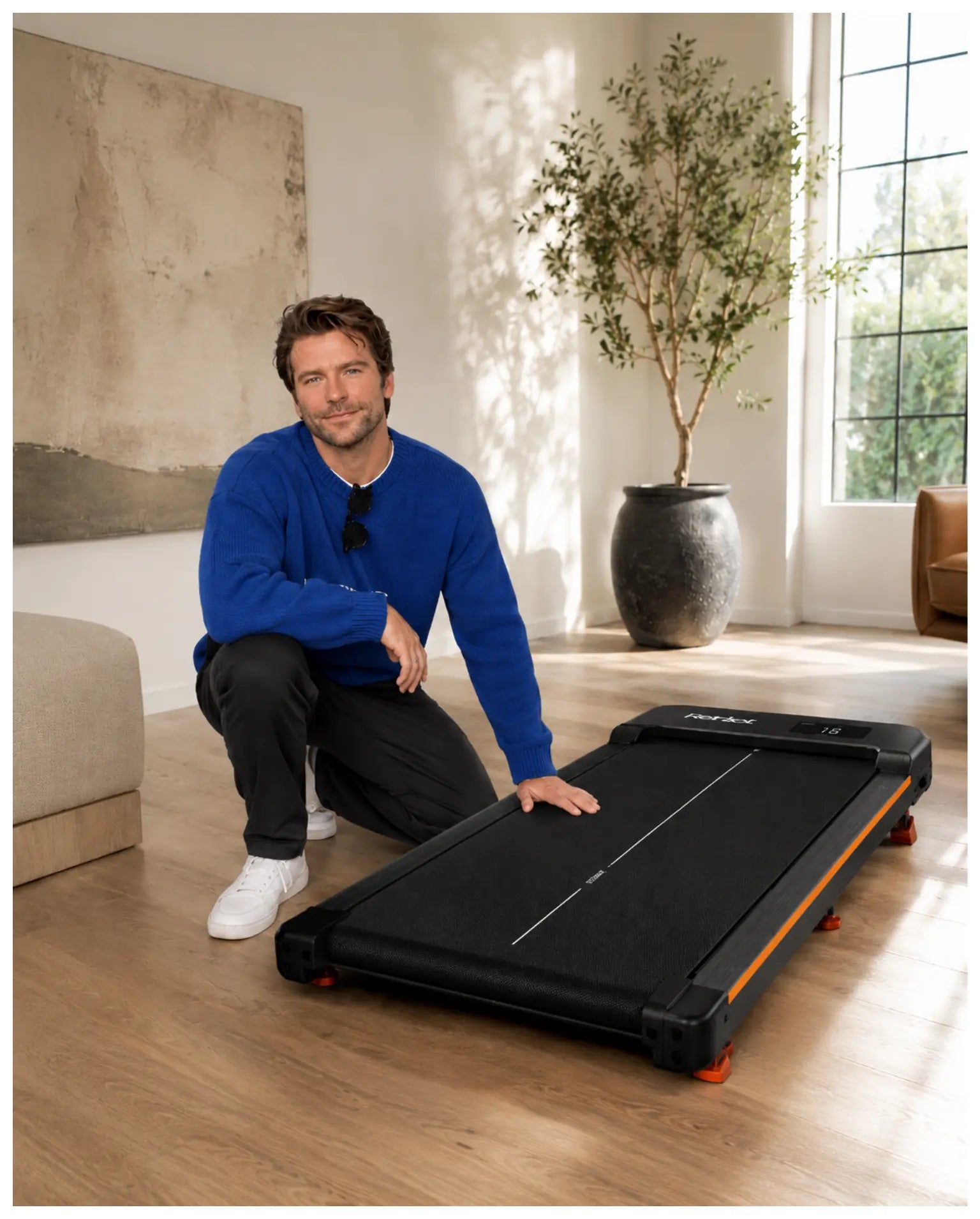 Tobias Reinhardt, Gründer von STRYDE, in seiner Werkstatt mit einem teilmontierten Walking Pad auf der Werkbank