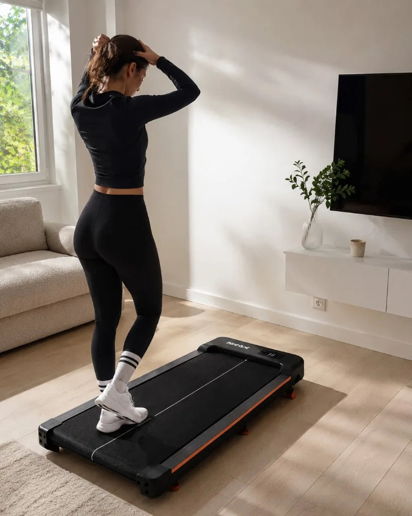 STRYDE Walking Pad — Frau nutzt das Laufband im Wohnzimmer